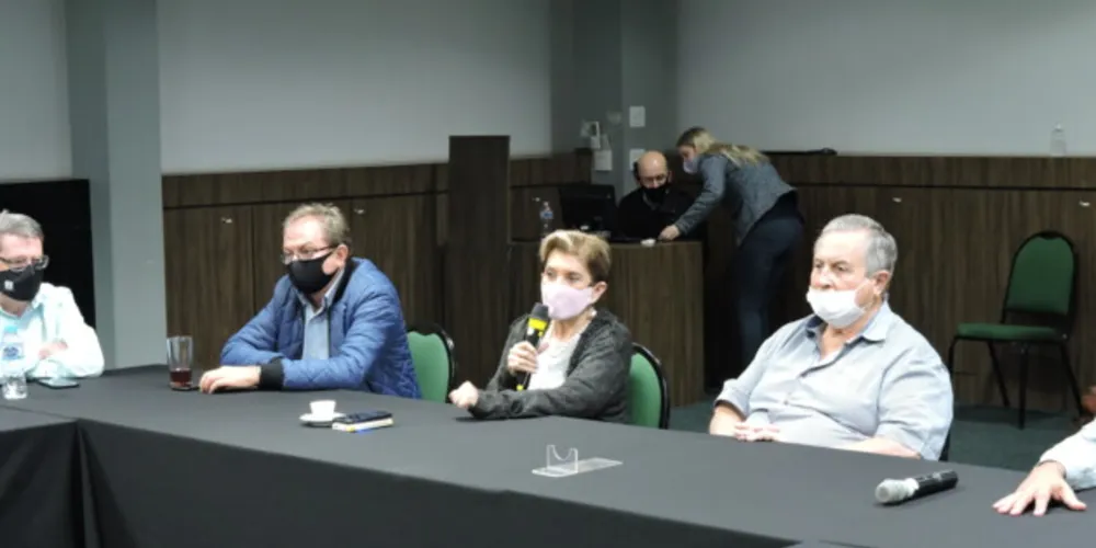 Elizabeth durante conversa na Acipg.
