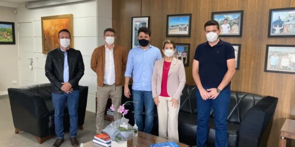 Prefeita Elizabeth Schmidt (PSD) e alguns integrantes do Consórcio.