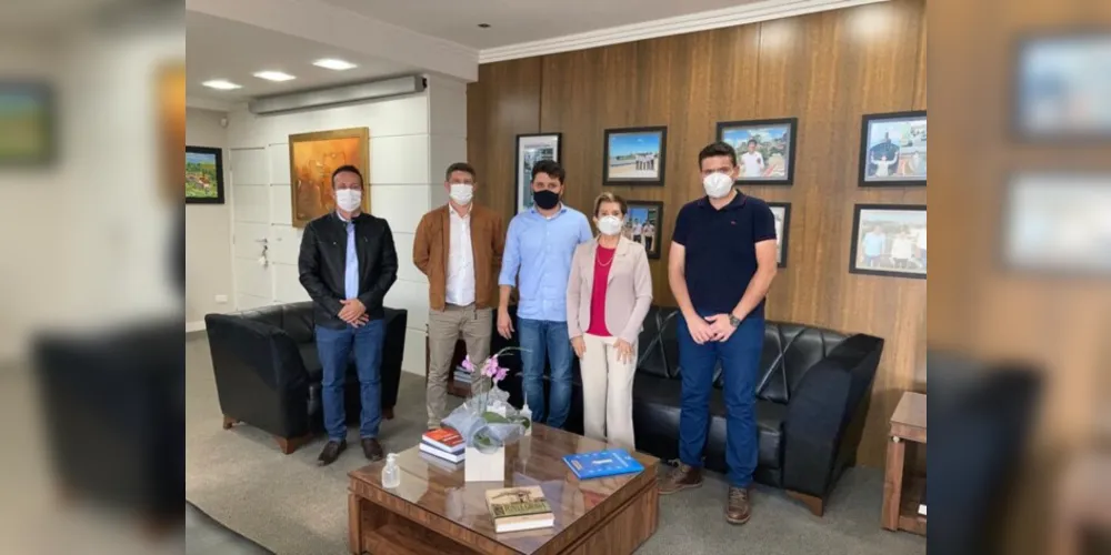 Prefeita Elizabeth Schmidt (PSD) e alguns integrantes do Consórcio.
