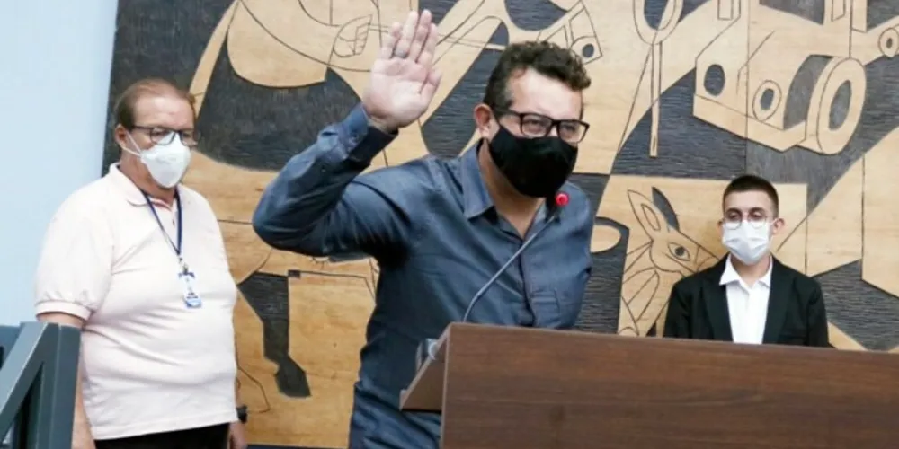 Emerson Sansana fez o juramento da Casa de Leis nesta segunda (3).