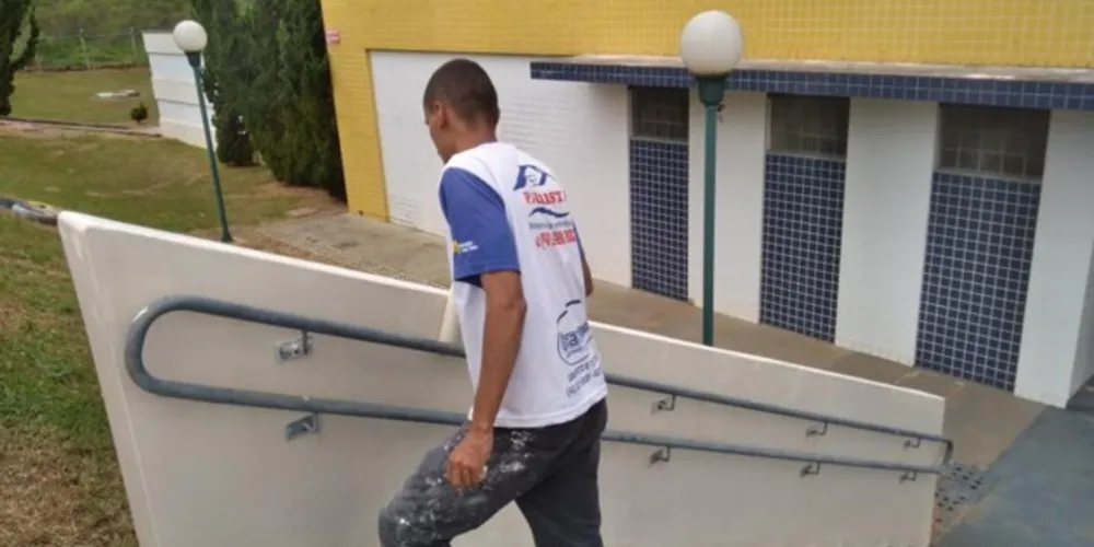 Voluntários pintaram a fachada da escola.