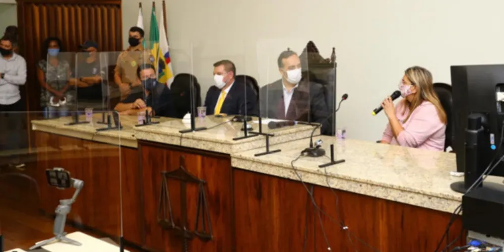 Parlamentares apuram o caso de uma suposta enfermeira acusada de oferecer e vender doses da vacina contra a covid-19