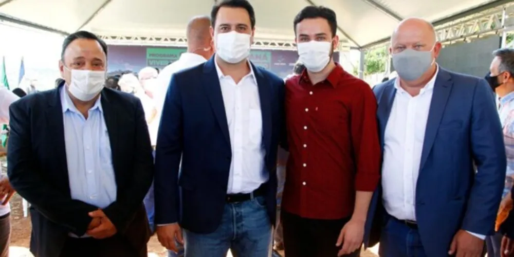 Deputado Bakri, governador Ratinho Jr., vereador Filipe Chociai e o diretor do Paraná Cidade, Elizeu Chociai.