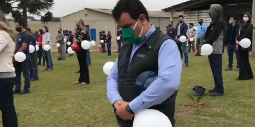 Funcionários da empresa Agrocete prestaram a homenagem.