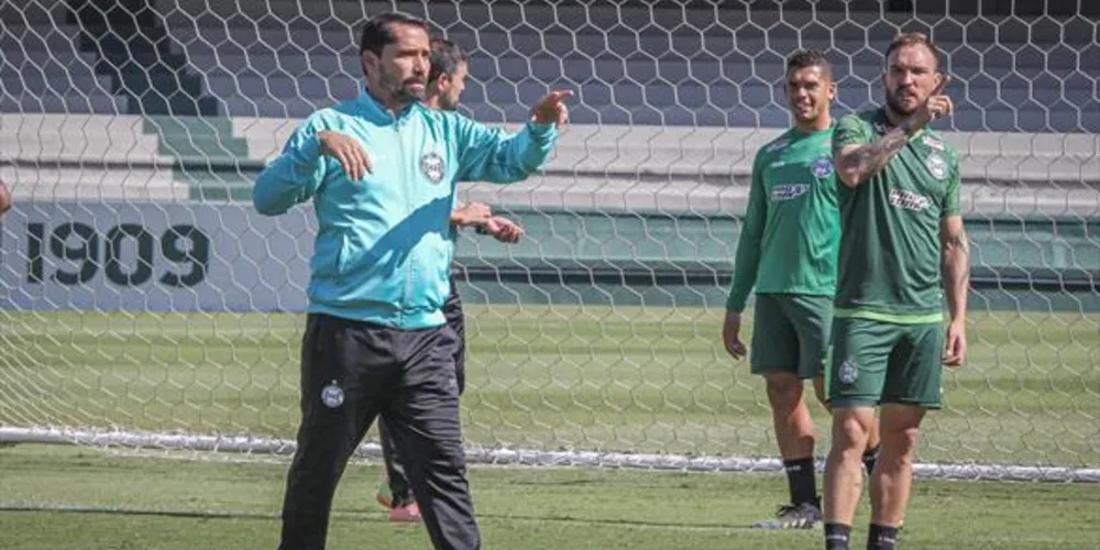 Coritiba fecha a rodada jogando às 20h e caso vença pode assumir a liderança da competição estadual