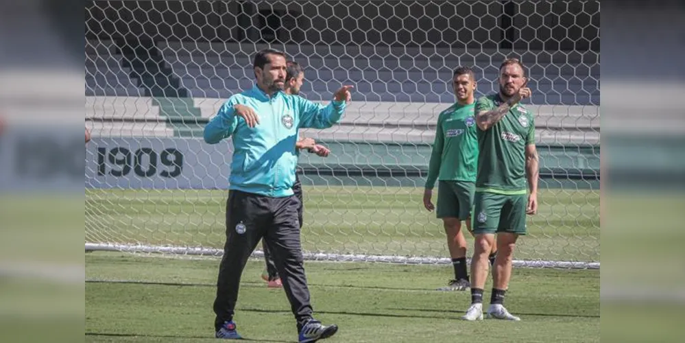 Coritiba fecha a rodada jogando às 20h e caso vença pode assumir a liderança da competição estadual