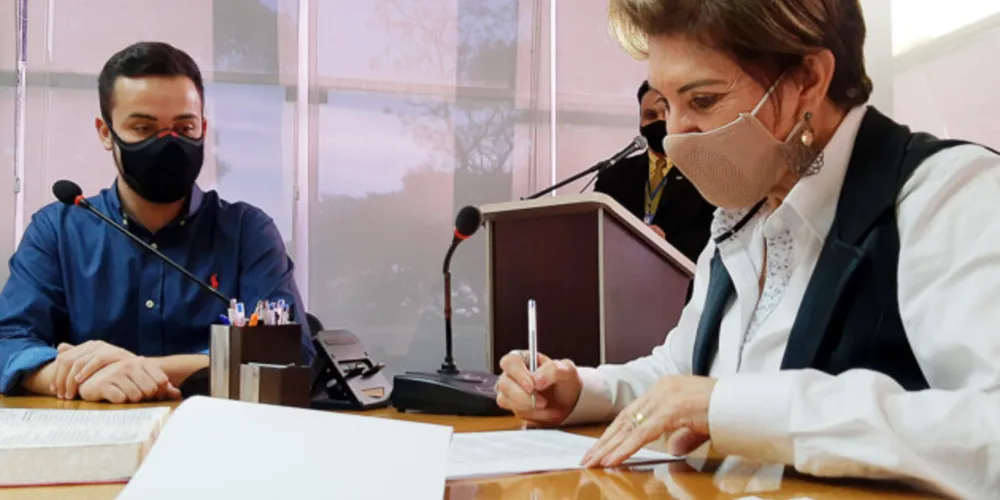 Prefeita Elizabeth Schmidt (PSD) e o vereador Filipe Chociai (PV).