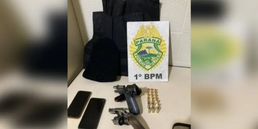 PM apreendeu armas e um colete a prova de balas com os suspeitos 