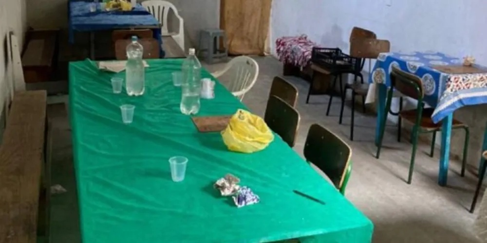 No momento da abordagem, algumas senhoras estavam escondidas debaixo das mesas e no banheiro