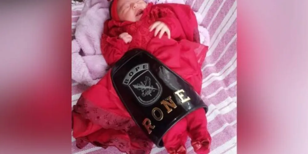 A bebê completa dez dias neste sábado e passa bem