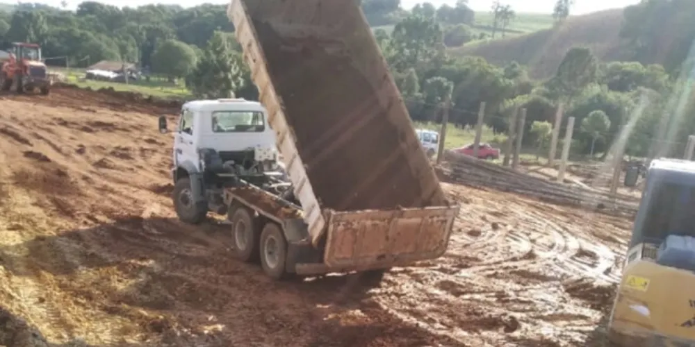 Equipes já realizam obras de nivelamento na comunidade do Salto