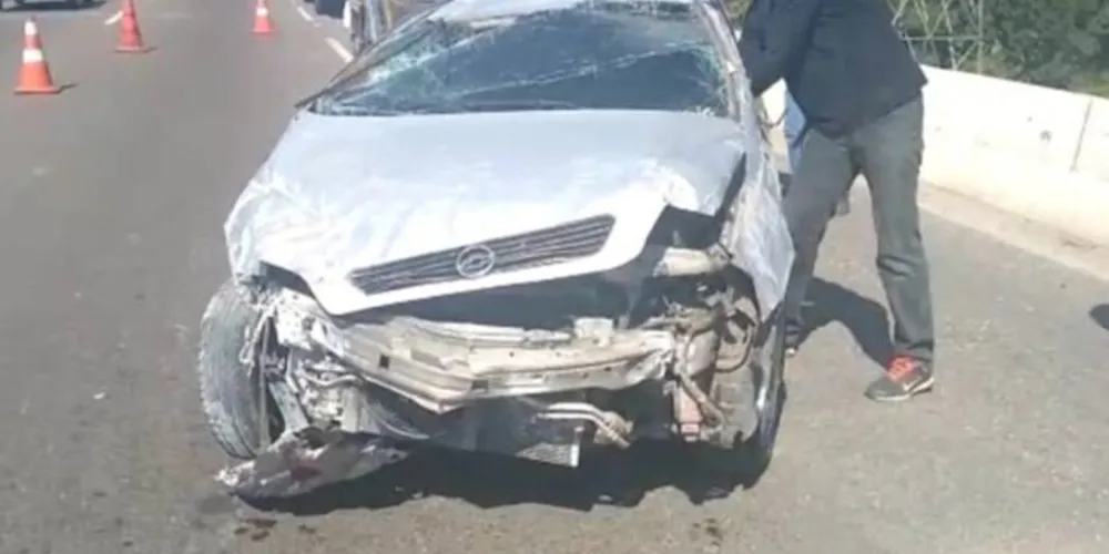 Carro ficou completamente destruído 