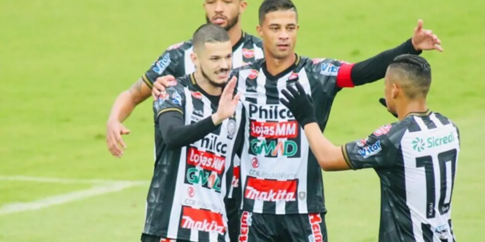 Imagem ilustrativa da imagem Fantasma atropela sem dó o Cascavel CR na Vila: 9x0