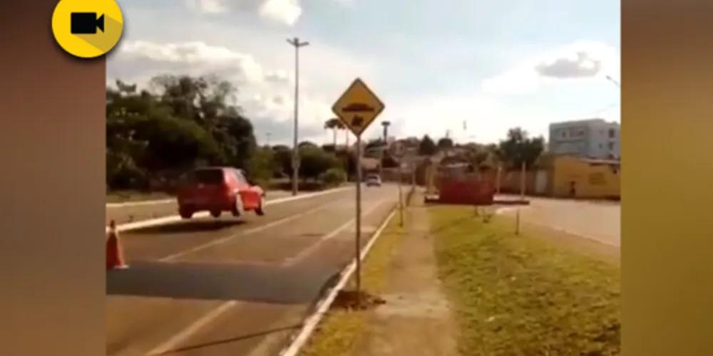 Imagem ilustrativa da imagem Vídeos flagram carros 'voando' em lombada de PG