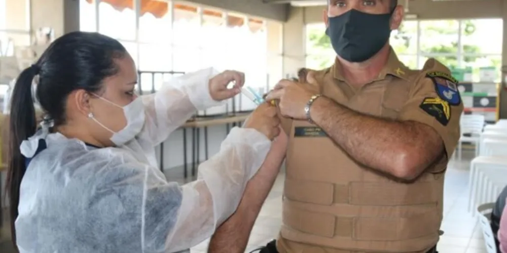 A imunização destes profissionais é um importante passo de garantia à continuidade dos serviços essenciais