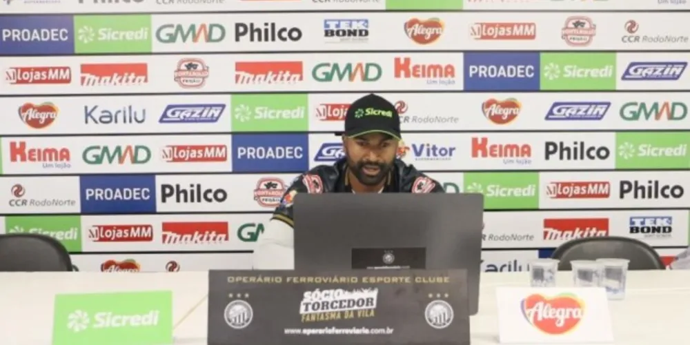 Reniê faz primeira coletiva após retorno ao Fantasma