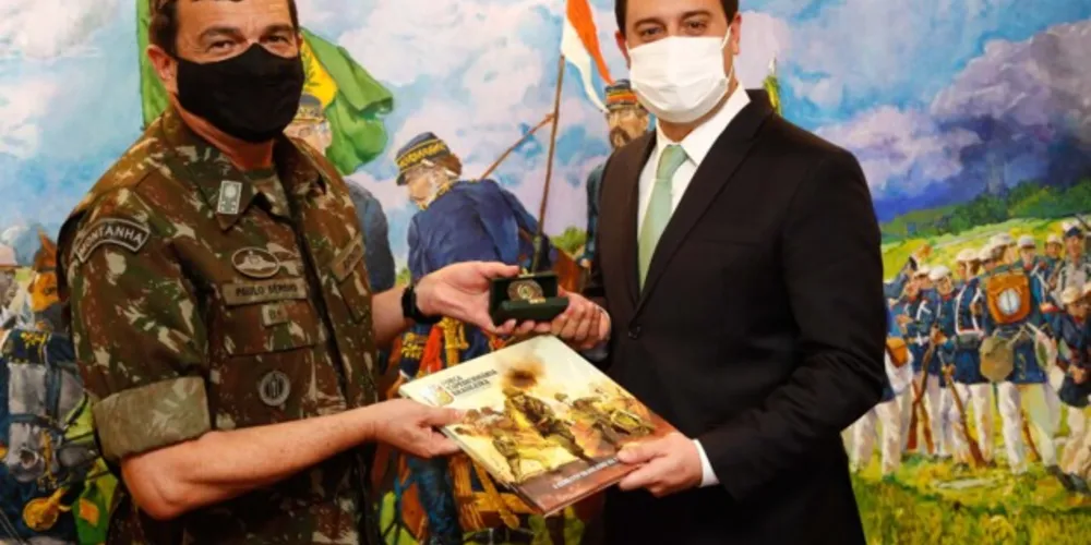 Ratinho Júnior, governador do Paraná, apresentando o projeto da ESA para Ponta Grossa.