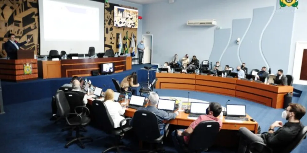 Vereadores realizam a votação na Câmara Municipal.