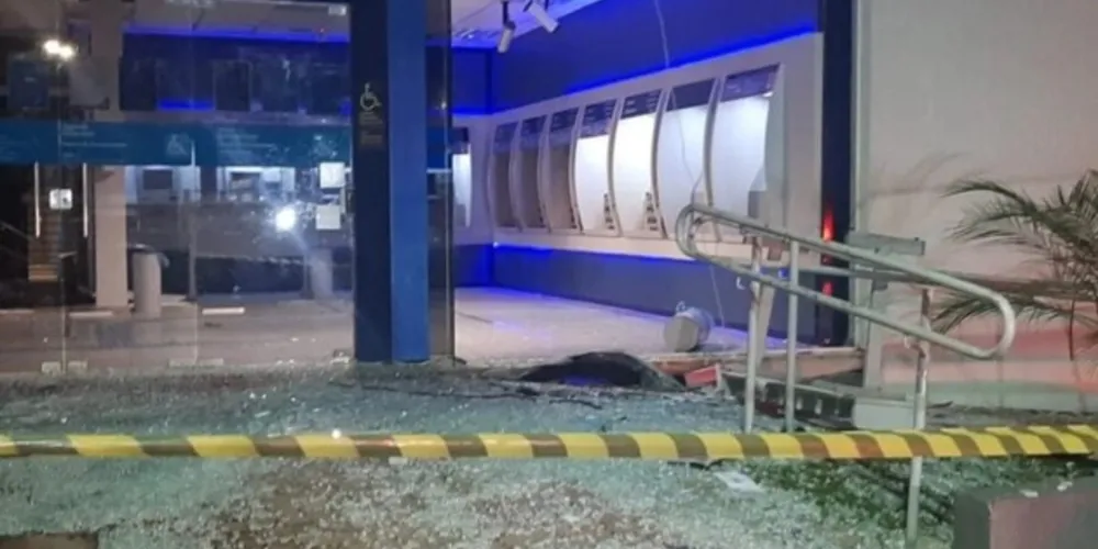 Os bandidos ainda tentaram explodir os vidros da porta giratória da agência, que pegou fogo e precisou ser controlado pelo Corpo de Bombeiros
