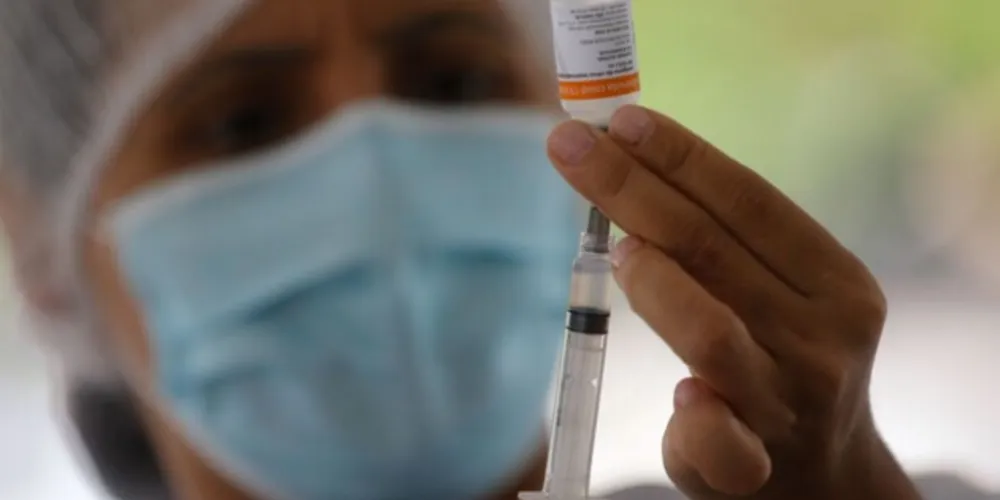 Produção de vacinas, no Brasil, tem sofrido falta de insumos.
