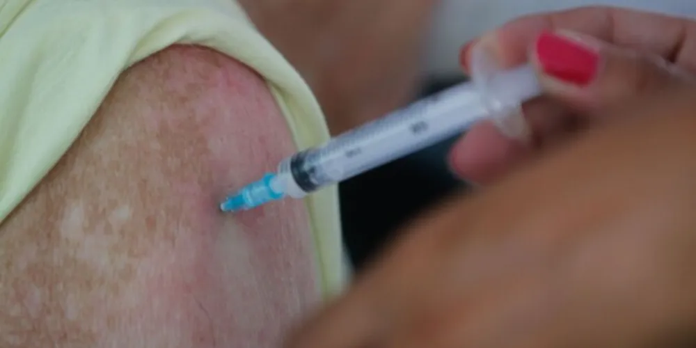 O número de mortes registrados ontem (28) foi 41,8% inferior ao registrado no pico de óbitos da pandemia.