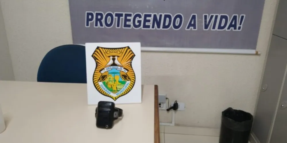 Tornozeleira estava dentro de uma lixeira, segundo informações.