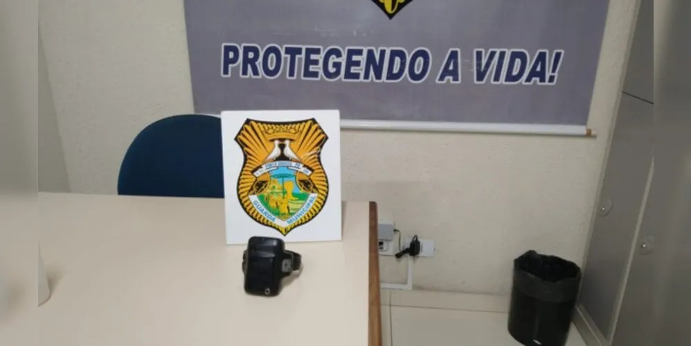 Tornozeleira estava dentro de uma lixeira, segundo informações.
