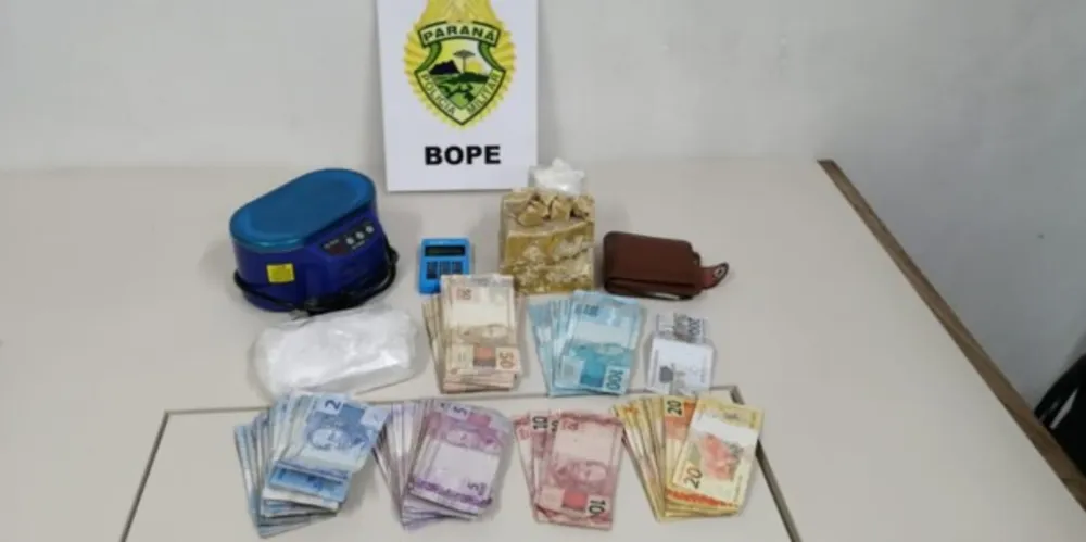 Drogas foram localizadas após abordagem policial.