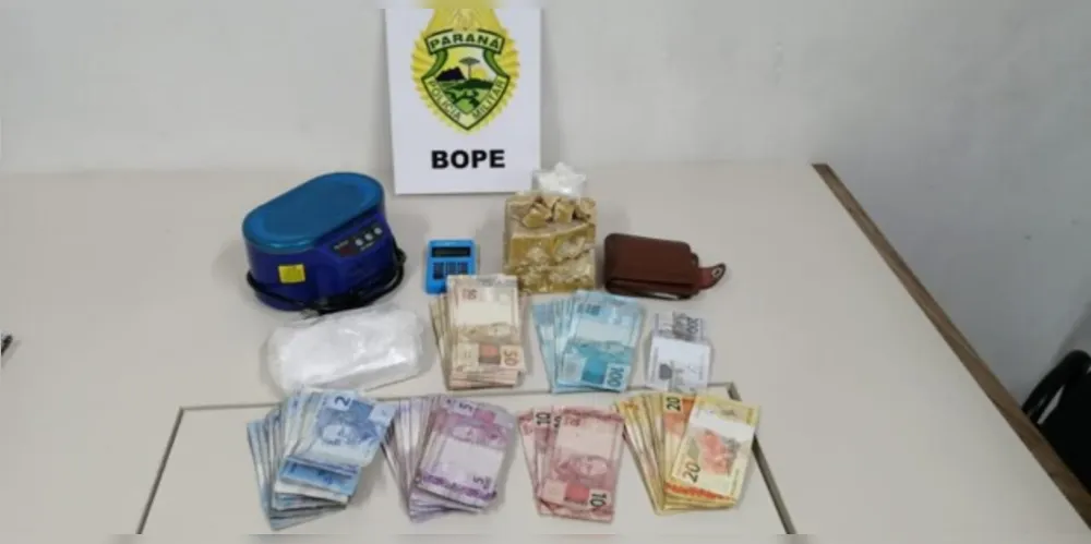 Drogas foram localizadas após abordagem policial.