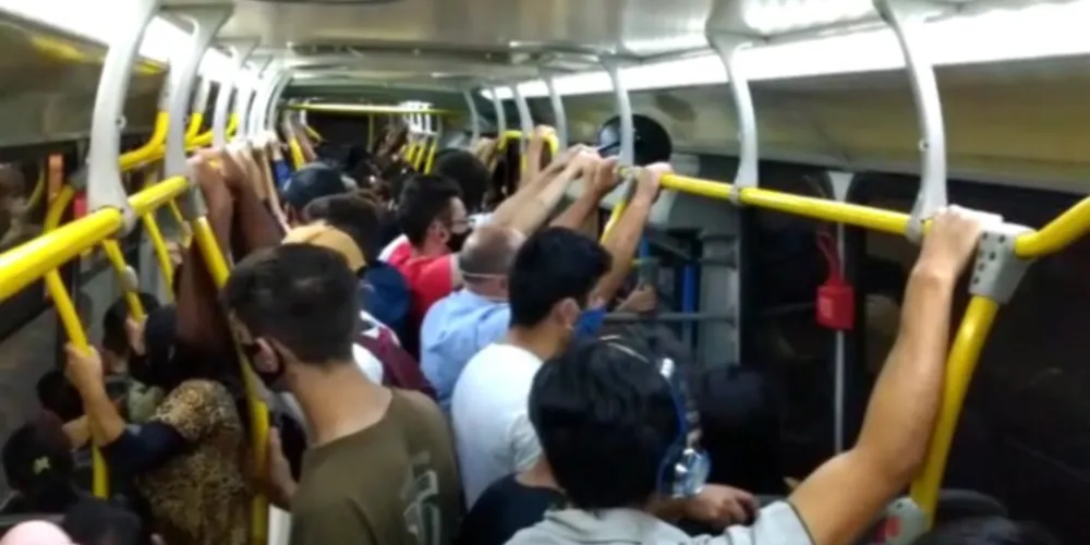 Ônibus seguem lotados em Ponta Grossa, causando sinal de alerta na pandemia.