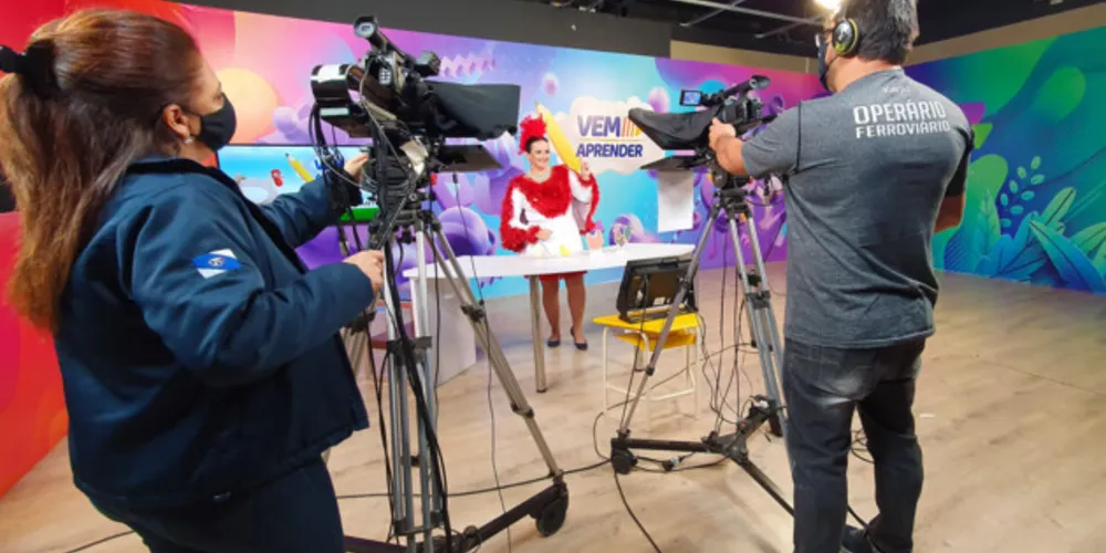 As aulas são gravadas diariamente, de segunda a sexta-feira no estúdio da TV Educativa.
