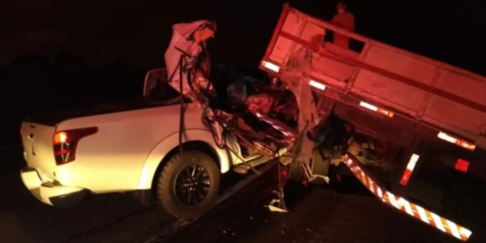 Mitsubishi Triton bateu em uma carreta na PR-151 e o motorista não resistiu aos ferimentos