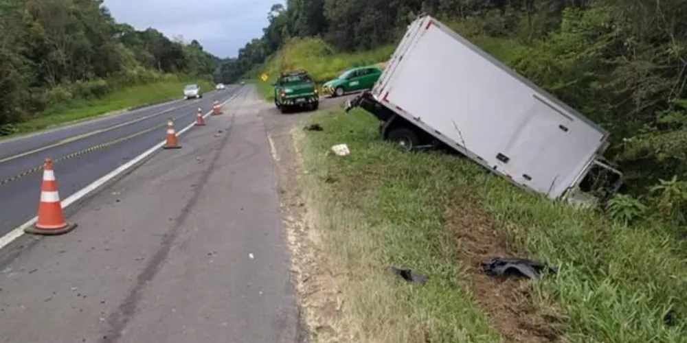 Colisão frontal envolveu um automóvel com placa de Apucarana e um caminhão