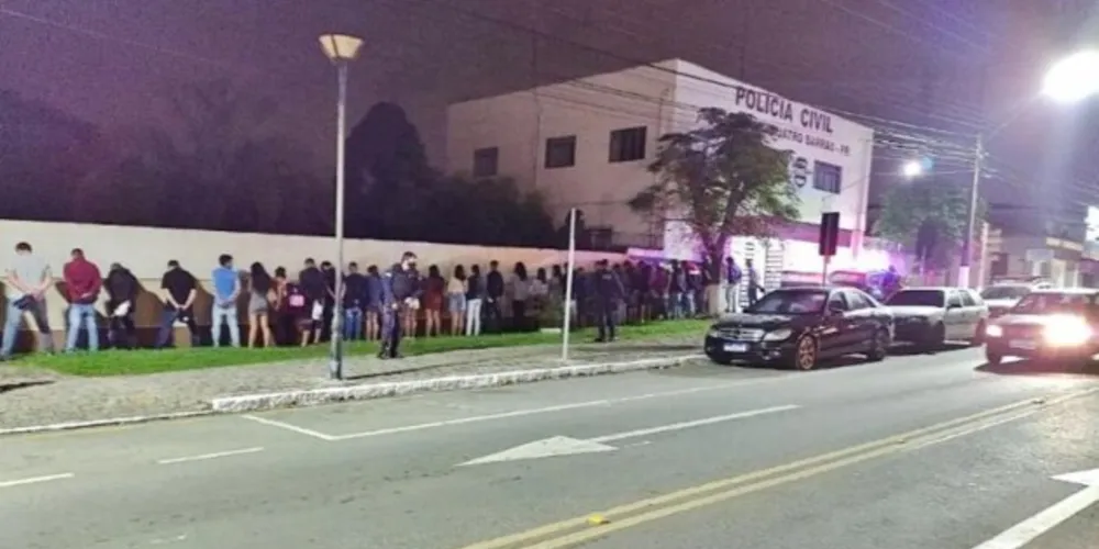 Um ônibus foi utilizado para encaminhar os jovens até a delegacia