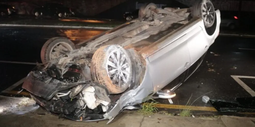 Testemunhas afirmam ter visto um casal sair do carro discutindo.