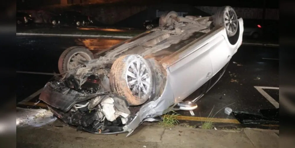 Testemunhas afirmam ter visto um casal sair do carro discutindo.