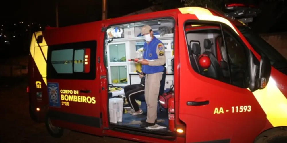 Homem esfaqueado recebeu atendimento no local e foi levado para a UPA Santana