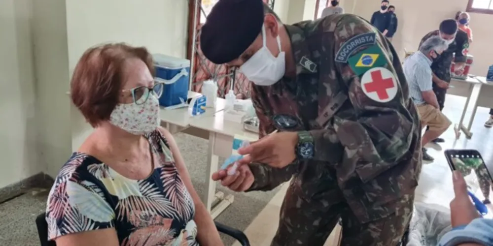 Militares atuam na organização, cadastramento e aplicação das doses.