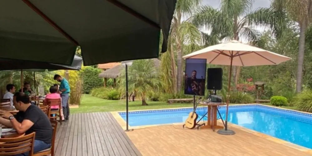 Show é transmitido em uma TV, no deck onde os artistas se apresentavam presencialmente