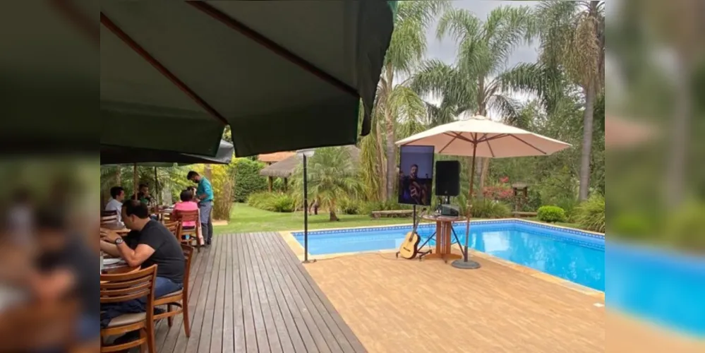 Show é transmitido em uma TV, no deck onde os artistas se apresentavam presencialmente