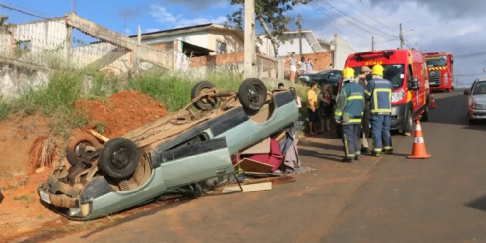 Veículo capotou na tarde deste domingo