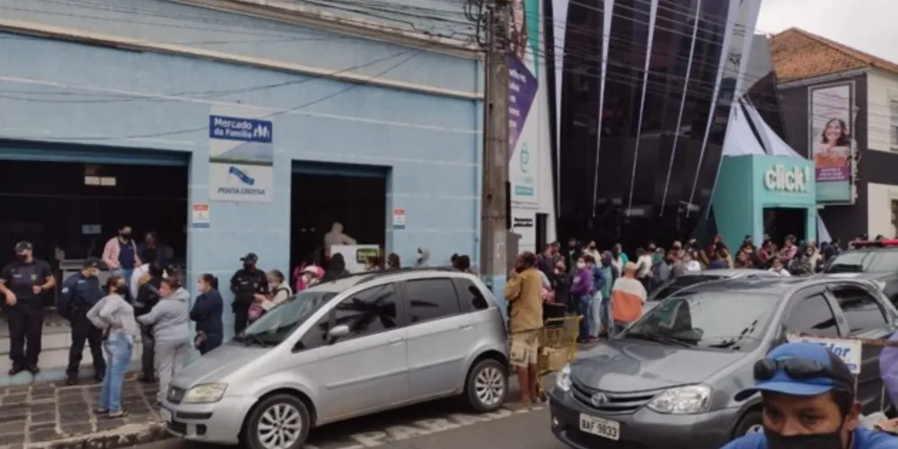 Imagem ilustrativa da imagem Cadastro para vale mercado causa aglomeração em PG