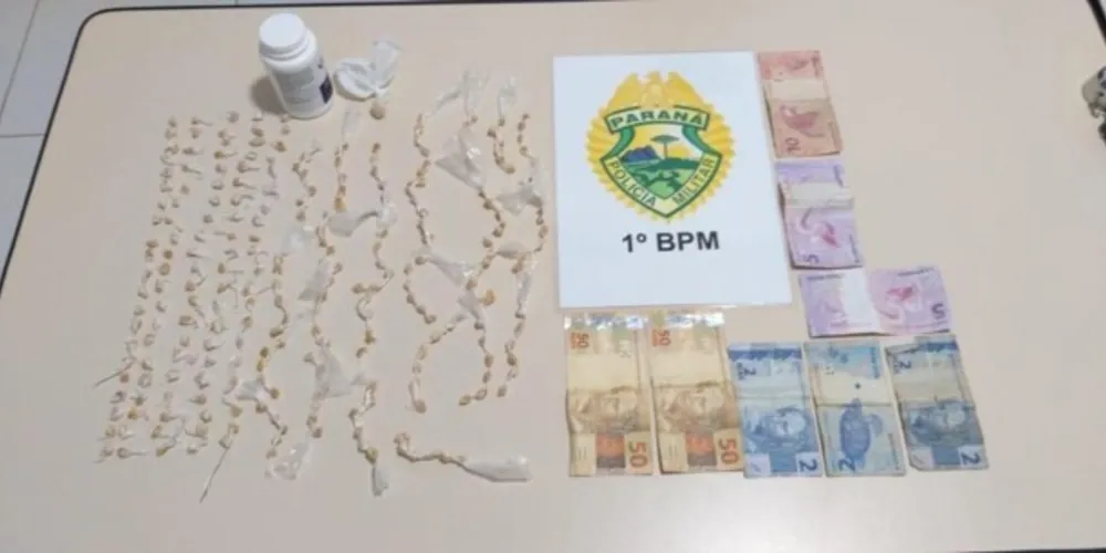 A polícia encontrou 258 pedras de “crack” na residência. 