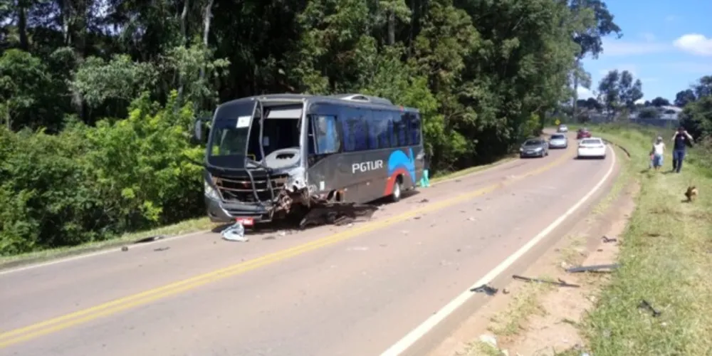Imagem ilustrativa da imagem Batida entre micro-ônibus e carro deixa um morto em PG