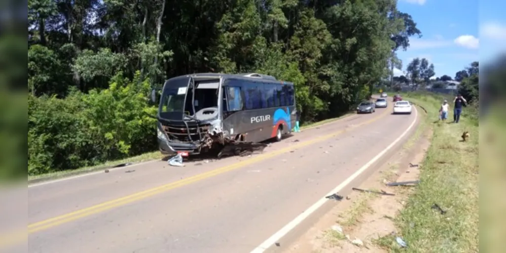 Imagem ilustrativa da imagem Batida entre micro-ônibus e carro deixa um morto em PG