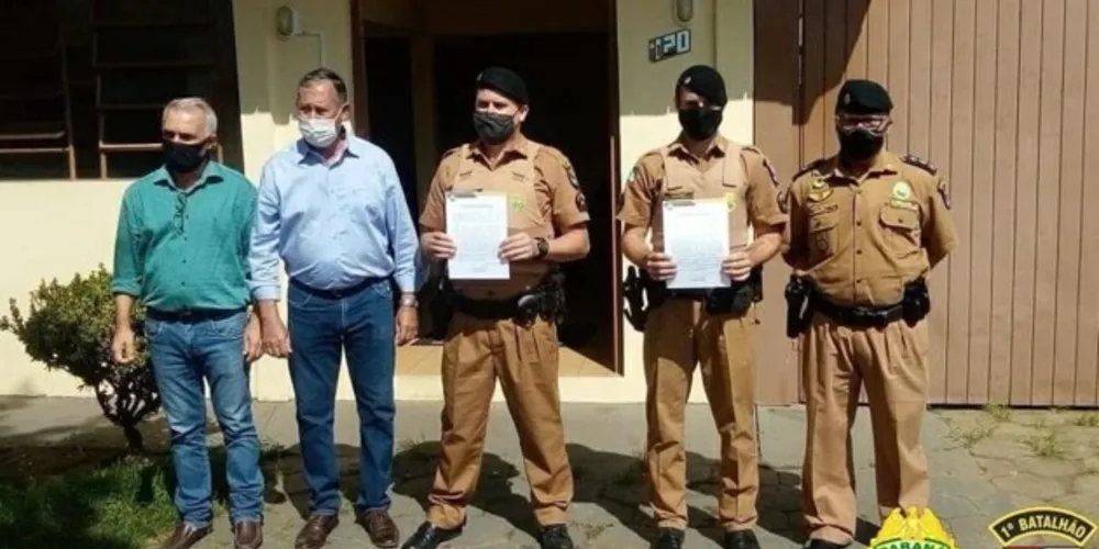 Imagem ilustrativa da imagem Comandante do 1º BPM entrega elogio a policiais de Sengés