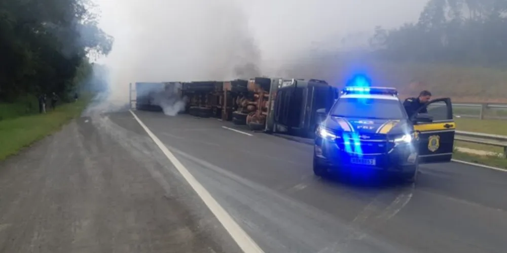 Caminhão carregado de enxofre tomba na BR-376 em Tibagi