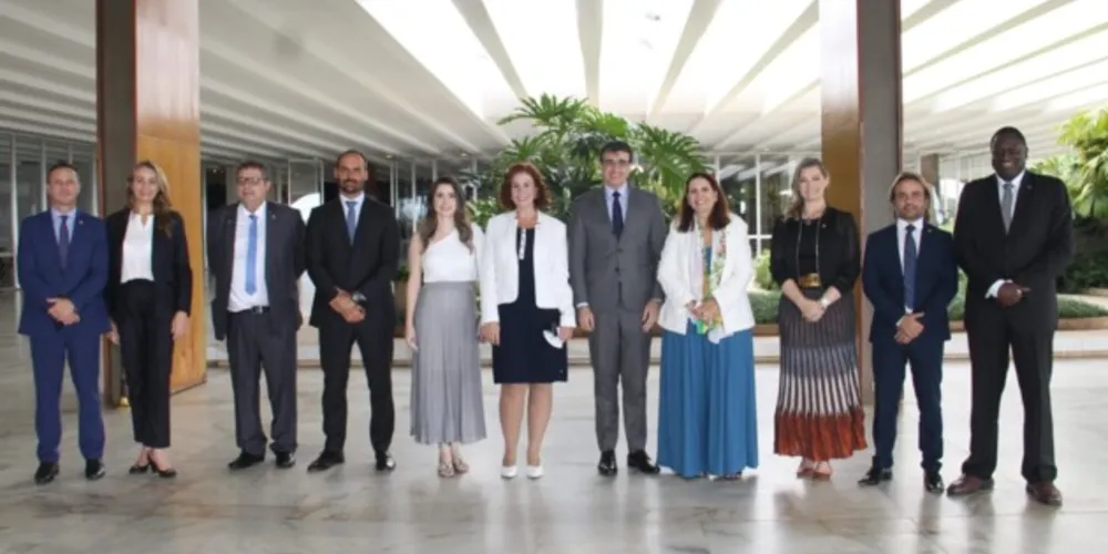 Encontro procurou estreitar relações entre o grupo de deputados pró-governo e o Ministro de Relações Exteriores