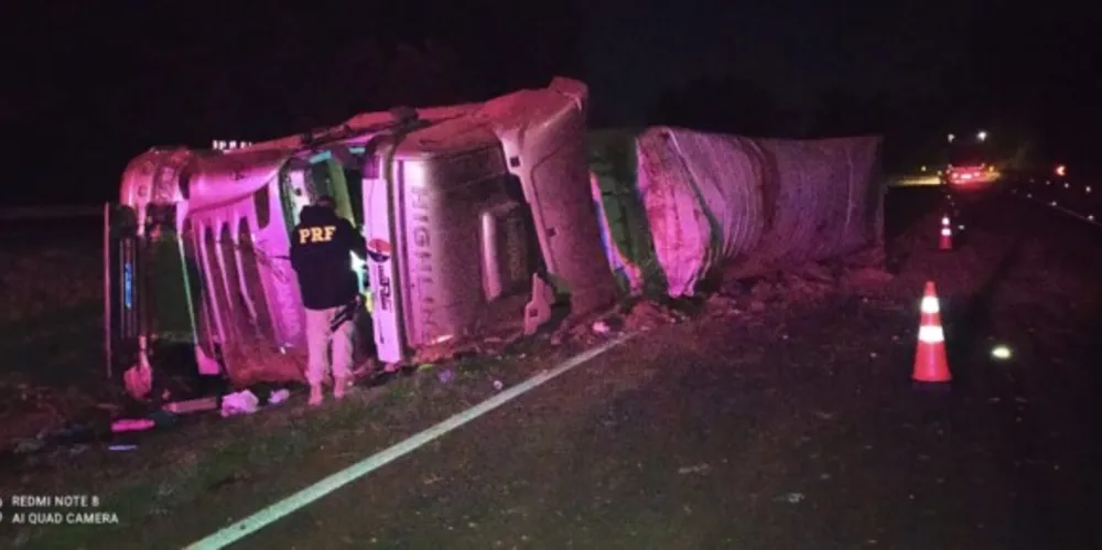 Caminhoneiro de 55 anos teve ferimentos graves e foi encaminhado para uma casa hospitalar em Telêmaco Borba