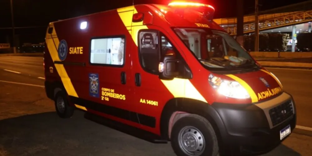 Condutor da moto sofreu lesões moderadas. Acidente aconteceu na Avenida Souza Naves